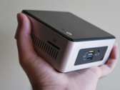 Устройства линейки NUC Crimson Canyon легко помещаются на ладони (Изображение: overclocked.ru)