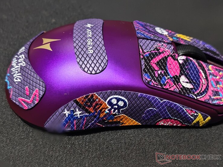 Полностью украшен наклейками