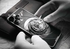 Caviar сочетает в себе Apple iPhone и Omega Seamaster. (Источник изображения: Caviar)