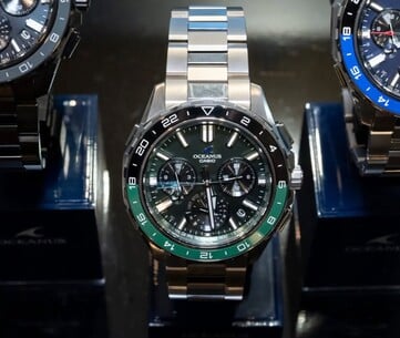 Зелёные часы Casio Oceanus OCW-P3000, показанные в анфас, с зелёно-чёрным циферблатом и двухцветным керамическим безелем.