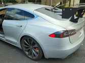 Tesla была оснащена старым дизельным двигателем для зарядки аккумулятора (изображение: WarpedPerception/YT)