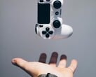 Хотя контроллер DualSense 2 для PS6, возможно, сохранит форму оригинального DualSense, изображённого здесь, компания Sony, возможно, тестирует новые емкостные элементы управления.