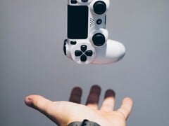 Хотя контроллер DualSense 2 для PS6, возможно, сохранит форму оригинального DualSense, изображённого здесь, компания Sony, возможно, тестирует новые емкостные элементы управления.