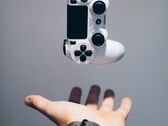 Хотя контроллер DualSense 2 для PS6, возможно, сохранит форму оригинального DualSense, изображённого здесь, компания Sony, возможно, тестирует новые емкостные элементы управления.