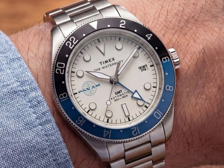 Часы Timex Pan Am Waterbury Automatic GMT, изображённые на запястье