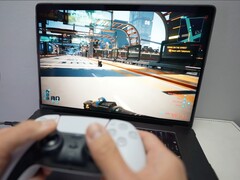 Человек играет в Cyberpunk 2077 на MacBook с помощью контроллера DualSense, демонстрируя родную игровую производительность на macOS. (Источник изображения: Andrew Tsai / YouTube)