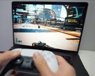 Человек играет в Cyberpunk 2077 на MacBook с помощью контроллера DualSense, демонстрируя родную игровую производительность на macOS. (Источник изображения: Andrew Tsai / YouTube)