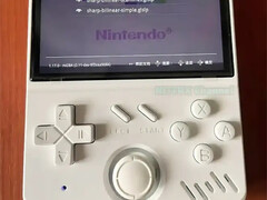 Последняя копия Game Console выглядит менее эргономично, чем Anbernic RG40XX V. (Источник изображения: via Nittrx)