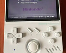 Последняя копия Game Console выглядит менее эргономично, чем Anbernic RG40XX V. (Источник изображения: via Nittrx)
