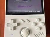 Последняя копия Game Console выглядит менее эргономично, чем Anbernic RG40XX V. (Источник изображения: via Nittrx)