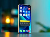Ожидается, что преемник iPhone 17 Pro, изображенный здесь, будет иметь более качественный дисплей.