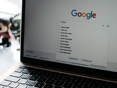 Ноутбук с открытым окном браузера и главной страницей Google на экране