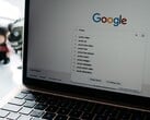 Ноутбук с открытым окном браузера и главной страницей Google на экране
