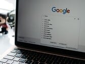 Ноутбук с открытым окном браузера и главной страницей Google на экране