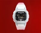 Часы Casio G-Shock DW-5600TNT-7 x thisisneverthat с полупрозрачным корпусом и ремешком из смолы на красном фоне.