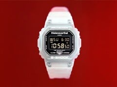 Часы Casio G-Shock DW-5600TNT-7 x thisisneverthat с полупрозрачным корпусом и ремешком из смолы на красном фоне.