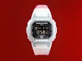 Часы Casio G-Shock DW-5600TNT-7 x thisisneverthat с полупрозрачным корпусом и ремешком из смолы на красном фоне.