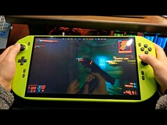 Крупный план портативного игрового ПК DIY на базе RTX 4090, на котором запущена игра Cyberpunk 2077. (Источник изображения: NITTRX на YouTube)