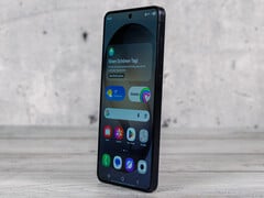 Базовый Galaxy S27 мог бы использовать другой дисплей по сравнению с Galaxy S26, изображенным здесь