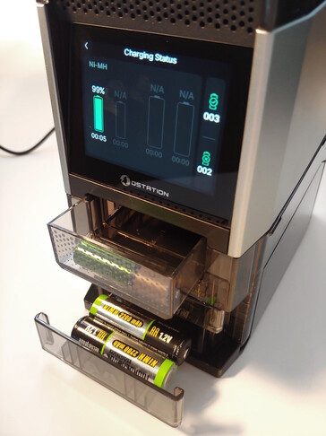 Обработанные клетки сортируются в три контейнера. (Источник изображения: Notebookcheck)