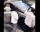 Если судить по видео, сотрудники BYD действительно заинтересованы в Cybertruck. (Источник изображения: Twitter)