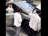 Если судить по видео, сотрудники BYD действительно заинтересованы в Cybertruck. (Источник изображения: Twitter)