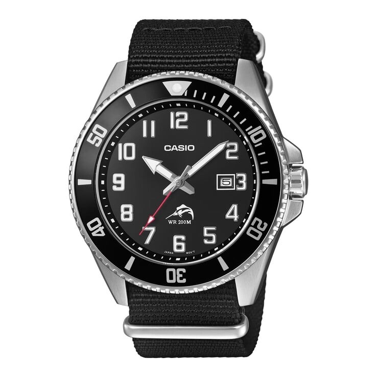 Дайверские часы Casio Duro MDV106C-1AV с черным циферблатом, крупными арабскими цифрами, черным безелем с однонаправленным вращением, корпусом из нержавеющей стали и черным тканевым ремешком.
