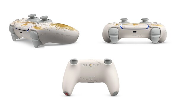 Беспроводной контроллер DualSense Wireless Controller Ghost of Yotei Limited Edition имеет матовый дизайн на лицевой стороне и следы от лезвия на задней. (Источник из