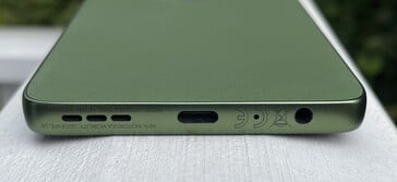 Снизу: динамики, USB-C 2.0, микрофон, 3,5 мм аудиоразъем