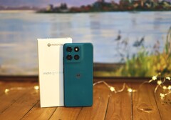 Motorola Moto G57 Power привлекает внимание своей задней крышкой из кожзаменителя в цветах Pantone.