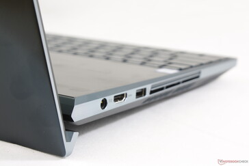 Добавленный вес и толщина позволили сделать корпус самым крепким, среди всех ZenBook