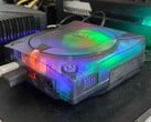 Фотография модифицированной консоли SEGA Dreamcast с полупрозрачным корпусом в процессе работы