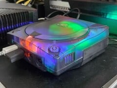 Фотография модифицированной консоли SEGA Dreamcast с полупрозрачным корпусом в процессе работы