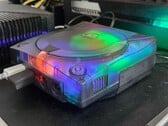 Фотография модифицированной консоли SEGA Dreamcast с полупрозрачным корпусом в процессе работы