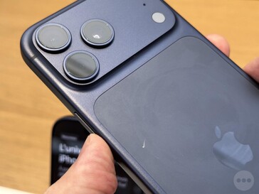 Глубокий синий iPhone 17 Pro с царапинами на задней панели с разных углов. (Источник изображения: Consomac)