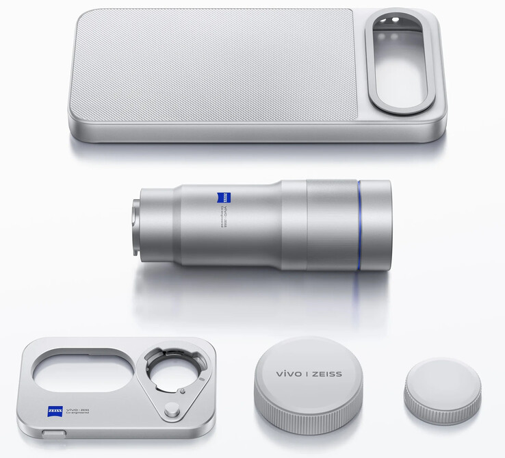 В комплект телеобъектива X300 FE входит специальный футляр и крышка объектива, а также сам телеобъектив.