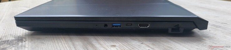 Правая сторона: аудио разъем, USB-A 3.2 Gen 1, USB-C 3.2 (DisplayPort), HDMI, гигабитный Ethernet