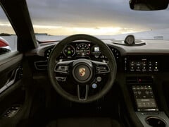 Приборная панель Porsche Taycan E-Shift 2027 года.