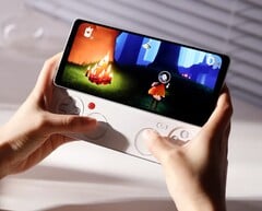 Модель Ayaneo Pocket Play, очевидно, была вдохновлена Sony Xperia Play.