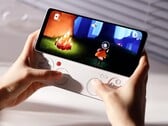 Модель Ayaneo Pocket Play, очевидно, была вдохновлена Sony Xperia Play.