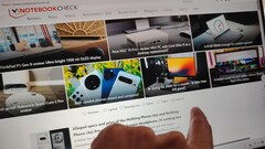 Сенсорный экран Lenovo Yoga Slim 7 Aura Edition управляется... ну, прикосновением... (Источник изображения: Darryl Linington - Notebookcheck)