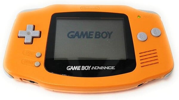 Консоль Nintendo Game Boy Advance оранжевого цвета.