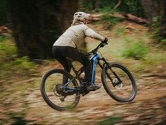 Aventon Current ADV eMTB может похвастаться большим аккумулятором емкостью 800 Втч