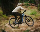 Aventon Current ADV eMTB может похвастаться большим аккумулятором емкостью 800 Втч