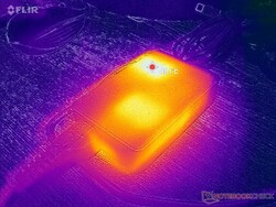 Адаптер переменного тока достигает температуры более 48 C при работе с высокими нагрузками