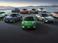 Семейство электрических внедорожников Xiaomi YU7 во всех комплектациях и цветах. (Источник изображения: Xiaomi)