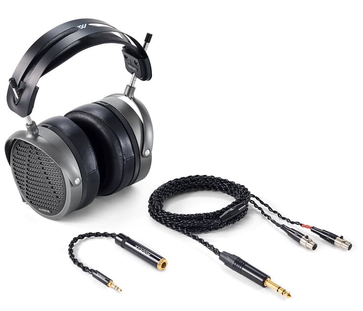 Audeze MM-520 поставляется с кабелем и адаптером для подключения.