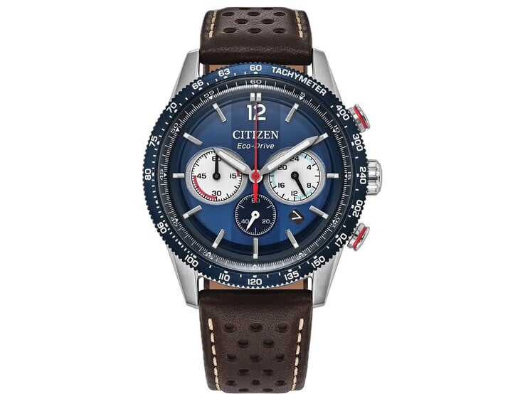 Часы Citizen Chrono Racing CA4716-09L с корпусом из нержавеющей стали серебристого цвета, синим тахиметрическим безелем, темно-синим циферблатом хронографа с тремя дополнительными циферблатами, красными акцентами и перфорированным коричневым кожаным ремешком.