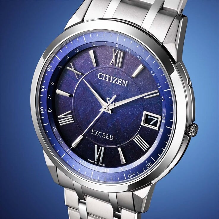Крупный план насыщенного синего циферблата Citizen Exceed CB1140-79L, демонстрирующий его мелкие блёстки и фактурный узор, вдохновлённый лесом.