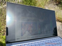 Поведение экрана ноутбука на улице